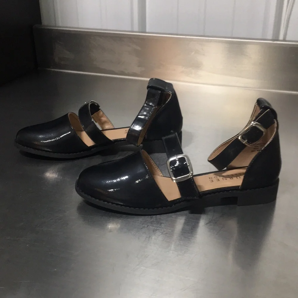 New WB Woman’s Journee Collection Black Patent Leather Flats